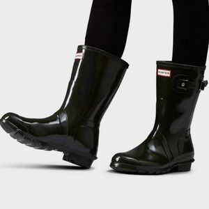 Hunter Women’s Original Short Gloss Rain Boots- Black ☔️